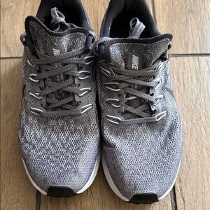 Nike women’s Knit Gray Athletic Shoes